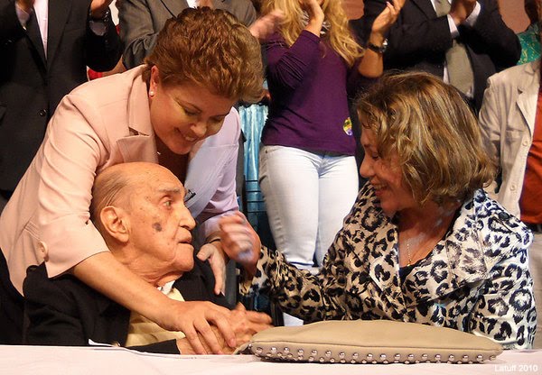 Oscar Niemeyer em comício pró Dilma